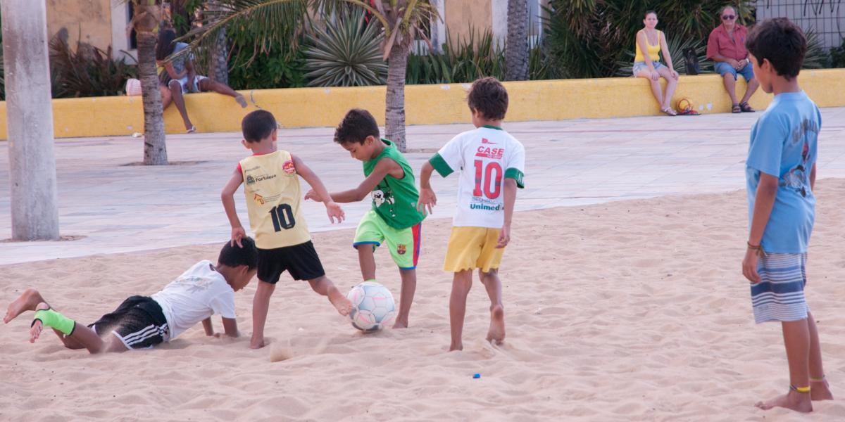 Děti ve Fortaleze hrají plážový fotbal